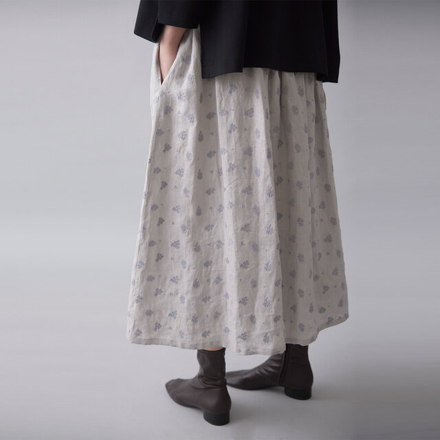 やわらかな色合いで、幅広いスタイリングにすっと馴染むカラーリングです。