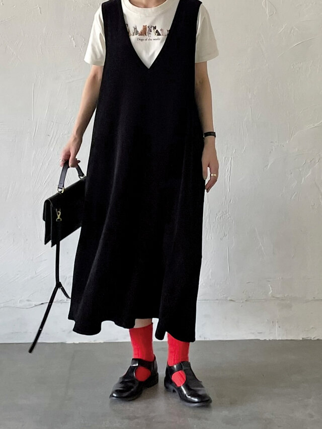 光沢ベロアで秋を纏う。
ナチュラルに華やぐ、秋の黒。
シンプルだからこそ映えるシルエット。