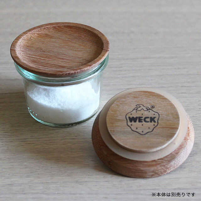 ガラスキャニスターに温かみを与えてくれるアカシア材の木製の蓋は、キッチンの見せる収納に。使うサイズがバラバラでも、統一感が生まれます。