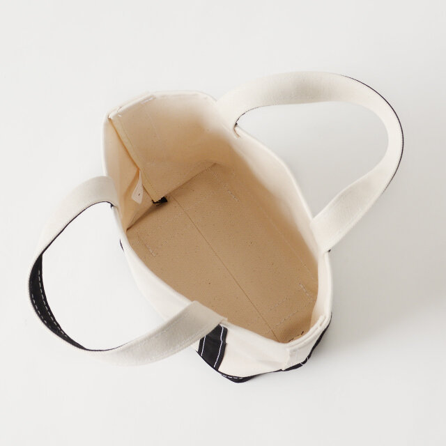 ガバッと大きく開くので中の荷物も取り出しやすく、シンプルなデザインによって遮るものがないので荷物をポンポンと入れやすいですよ。