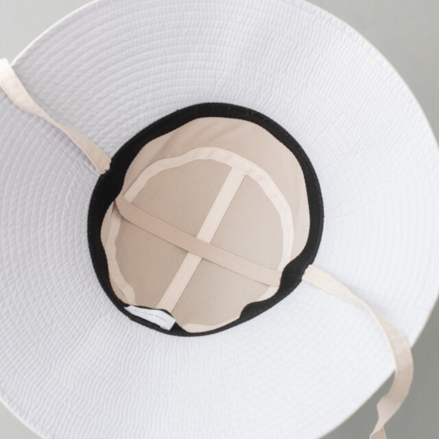 平紐タイプなので、かぶったときも気になりにくく、パーツが付いていないため髪の毛に引っかかりにくいのも嬉しいポイントです。