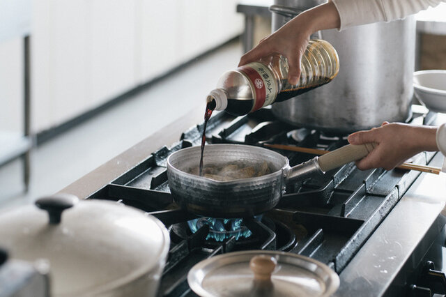 4.イマイ醤油を入れ、強火で水分を飛ばしながら煮ていく。