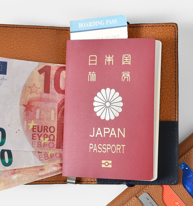 仕切りポケットにはパスポートや搭乗券を差し込んで、マネークリップにはお札を数枚挟んでおけば、お財布としても使えます。