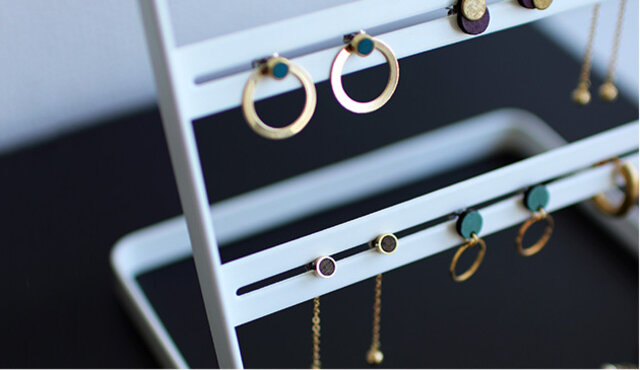 JEWELRY BY GRUNDLEDのアクセサリーは種類がたくさん。他のデザインもお楽しみください。