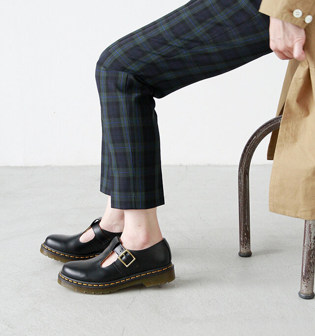 毎シーズンすぐに
完売してしまう人気の
TストラップシューズPOLLEY。
通常よりやや光沢が強くなるよう
磨き上げられた上質なスムースレザーは
クラシックな雰囲気と、
品のある印象を与えてくれます。
素足にはもちろん、ソックスとの
組み合わせも楽しいデザイン。