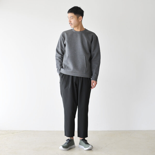 モデル:173cm / 58kg
color : black / size : M
シンプルなデザインによって男女問わずに着用いただけます。