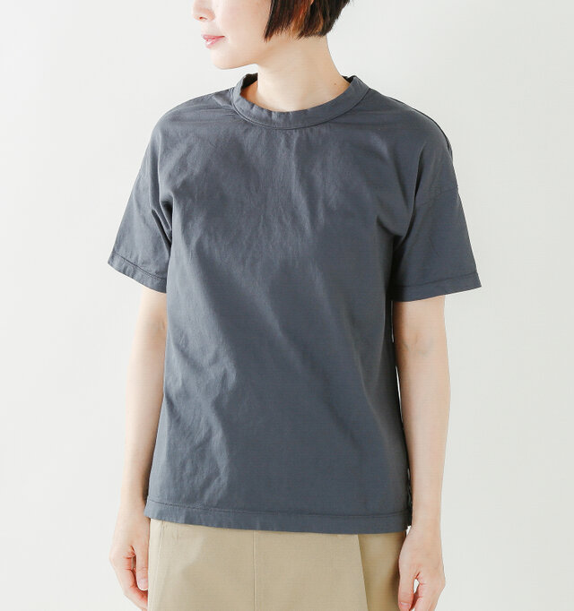 程良くワイドシルエットでトレンドを押さえたプレーンなデザインのTシャツです。身幅はややワイドに作ってあり、今風の着こなしが可能に。