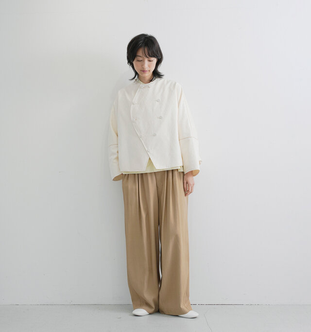 model 166cm
color : ecru / size : F