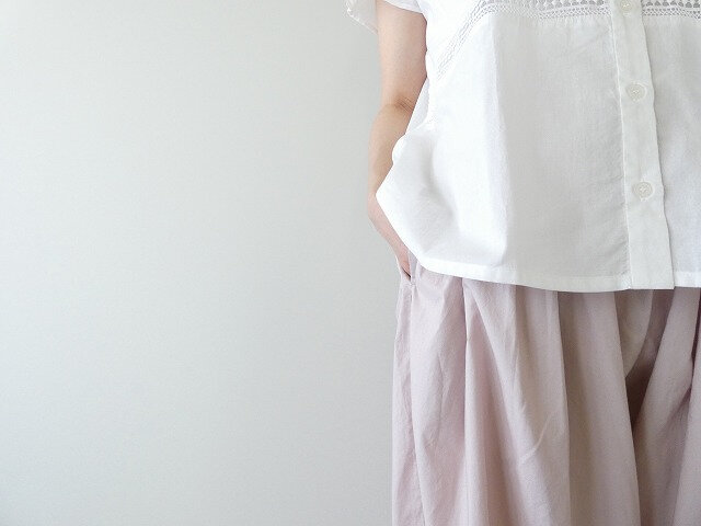 ウエストは総ゴム仕様にひも付きで、サイズ調整がしやすく、締めつけ感のない穿き心地。日々の動作に寄り添い、家事やお出かけ、旅行など幅広いシーンで活躍します。