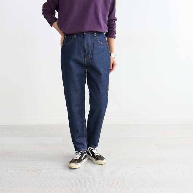 裾に向けてニンジンのようにテーパードしていることからネーミングされた
SHINZONEの定番デニム「キャロットデニム」です!
裾にかけてスッキリとテーパードがかかったヒップにゆとりのあるシルエットで、
今までにはなかった新鮮なデニムに仕上がっています。