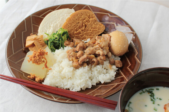 台湾ではおなじみの饅頭(マントウ)は、具の入っていない、やさしい甘みのある蒸しパン。
豚肉を甘辛く煮込んだ魯肉飯（ルーローハン）の中にも、台湾土産のネギ油がたっぷりと入っています。
南国の家庭料理は沖縄生まれのKamanyの器と相性抜群です。
