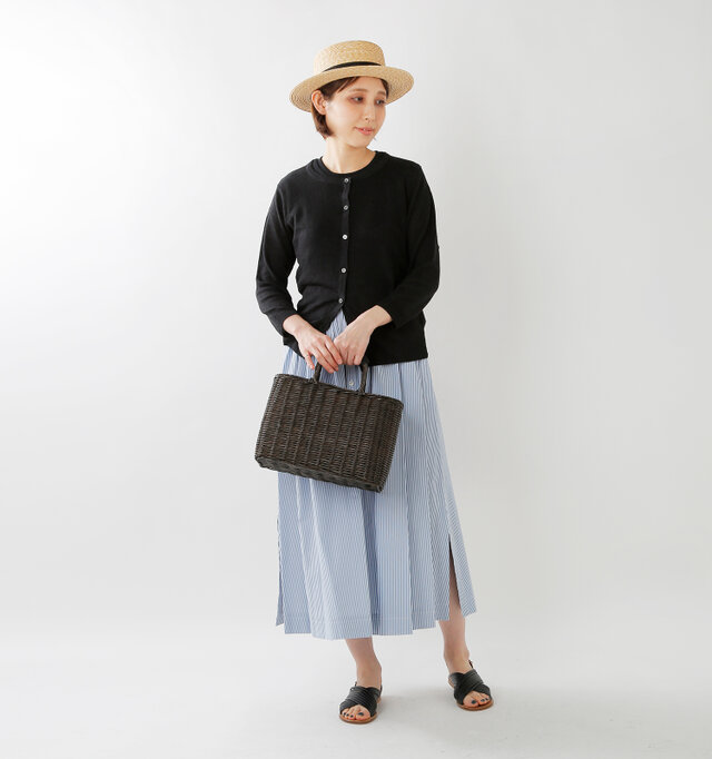 model yama:167cm / 49kg
color : black / size : F
ボタンを全て閉じて1枚のニットのように。女性らしく、上品な着こなしです。