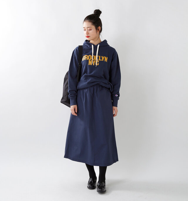 model kanae:167cm / 48kg
color : cosmic blue / size : womansM
Aラインのシルエットがかわいい、薄くて軽いナイロン素材を使用したロングスカート。
シンプルなデザインなので、様々なトップスと合わせやすく、コンパクトに畳んで持ち運ぶこともできるので、旅先やキャンプなどでも活躍してくれます。