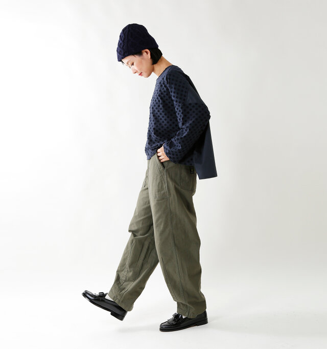 model mayu:158cm / 48kg
color : navy / size : F
ベロアのポルカドットが目をひく、ワイドシルエットの大人可愛いプルオーバー。
「navy」「black」の2色展開です。