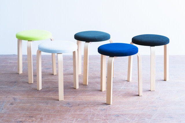 そのSTOOL60にminä perhonen(ミナ ペルホネン)の生地dop(ドップ)を張り合わせました。
minä perhonenの両面モールスキンのダブルフェイスによる生地「dop」は、
永く愛用できるよう考えられデザインされています。
使いこむうちに表面の糸が擦り減ることで、裏面の色が現れてくる性質を持ち、
劣化するというのではなく、時間をかけて変化し、永く愛されるように、との思いが込められています。
繊細に起毛された滑らかな肌触りのテキスタイルは、暮らしに寄り添うアイテムとしては最適で、
80年以上愛されているSTOOL60との相性は抜群です。
今回、特別に各一点ずつご用意いたしました。
季節の変わり目、この機会にどうぞ。