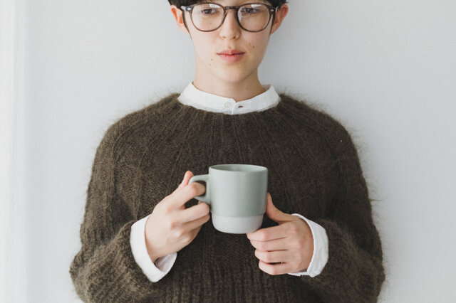 コーヒーを飲みながら、ふんわりやわらかな自分でいたい。
モヘヤのニットを着ると、何だか心が優しくなる。
甘すぎない大人のモヘヤ使いで、私だけのセーターを編んでみませんか?