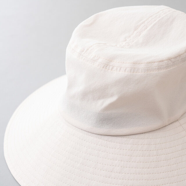 前回と同じ「DotAir」素材を使用していますが、今回はメッシュ調ではなく、よりフラットな表情の生地を選びました。
通気性や軽さといった機能性はそのままに、見た目はぐっと落ち着いた印象に。表面がなめらかになったことで、街歩きや普段の装いにも自然に溶け込みます。カジュアルすぎず、きれいめなコーディネートにも合わせやすい仕上がりです。