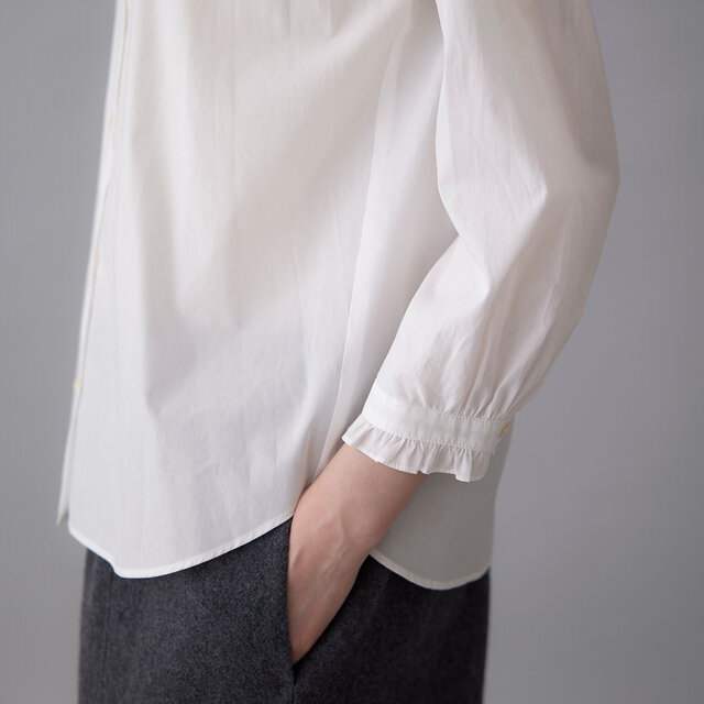 ジャケットやニットを重ねたときにちらりとのぞくフリルが、スタイリングに華やぎを添えてくれます。