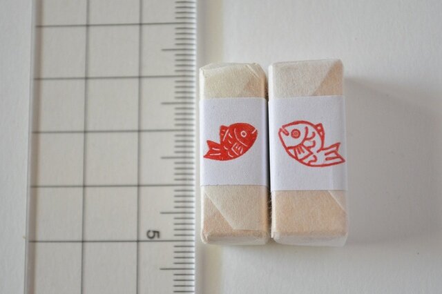 左：赤鯛　印面：10.5mm角 / 長さ：30mm
右：白鯛　印面：12mm角 / 長さ：30mm