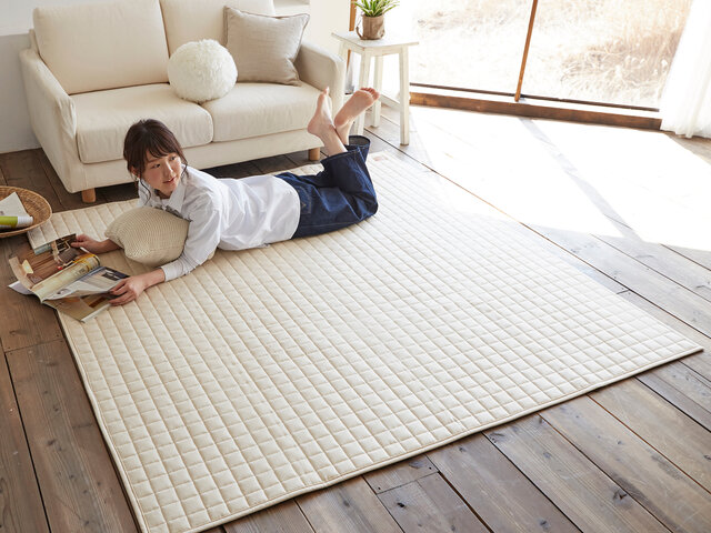 自然素材である綿100%なので、優れた吸湿性・吸汗性を持っており、夏場のジメジメ感から解放してくれます。また、思わず寝転がってくつろぎたくなる優しい手触り感にうっとり!