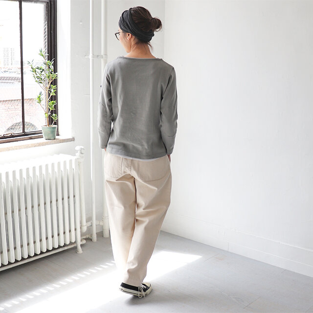 程よくゆったり感があり、リラックスして着れるので、何枚持ちたくなるアイテムです*
スカート、パンツなどボトムを選ばず使いやすいのでオススメです。