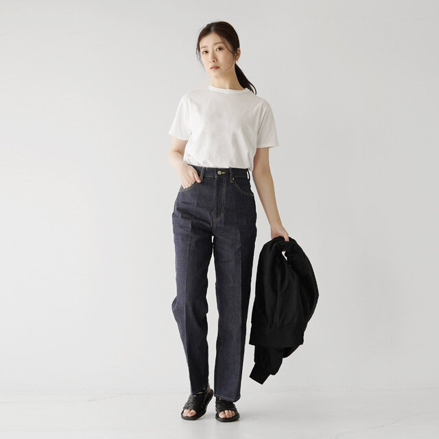 Tシャツ×デニムの王道夏コーデ。
ハイウエストでセンタープレスのしっかり入ったデニムを合わせることで、カジュアルになりすぎないきれいめな印象を与えてくれます。