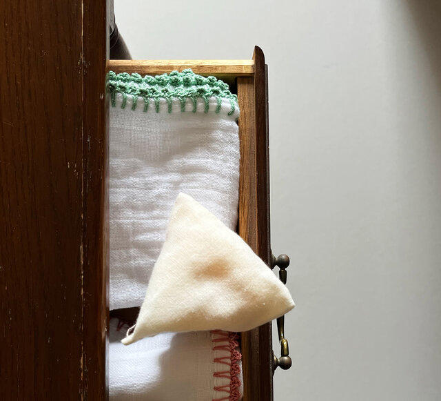 香りが薄くなったら中のKANNA-KUZUに再度オイルを垂らして。
袋の口を完全に縫わずに少し開けておくと便利です。