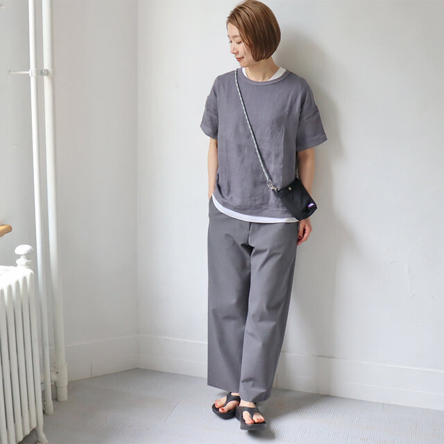 大人っぽいスタイリングにはグレー