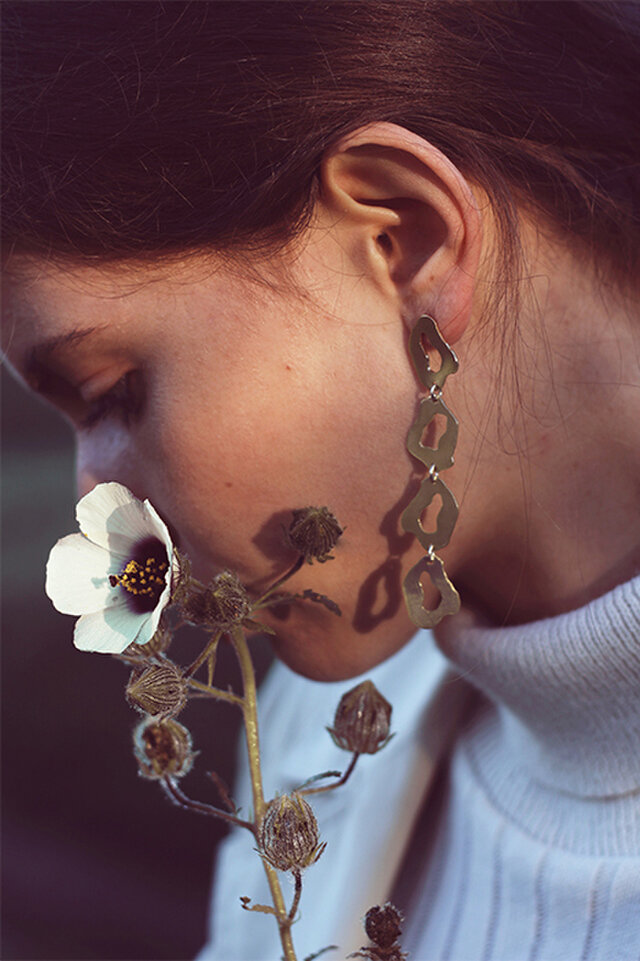 2013年に設立されたMERAKI(メラキ)
アフリカの注目デザイナー10人に
選出されている注目アーティストの
メーガンが手掛ける
Allハンドメイドジュエリーブランド。
カラーストーンを多く取り入れており、
rawストーン、silver 925、
リサイクル真鍮を使用、
サスティナビリティをいち早く取り入れた
ジュエリーブランド。
デザイナーのメーガンは各国を訪れ、
国々の先祖伝来の物から
インスピレーションを受けながら、
幾何学図形など洗練されたエッジと
融合させて形成をしていく。
ユニークでエレガントで、
オブジェのようでもありながら
ウェアラブルである、
近代的でモダンなデザインが特徴。
ハンドで不完全に形成されたジュエリーを、
人々が身に着ける事で
完成される様を表現している。