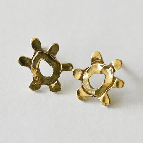sisam|草花モチーフの小ぶりピアス【手仕事】【真鍮】【耳飾り】 / ペイズリースタッドピアス