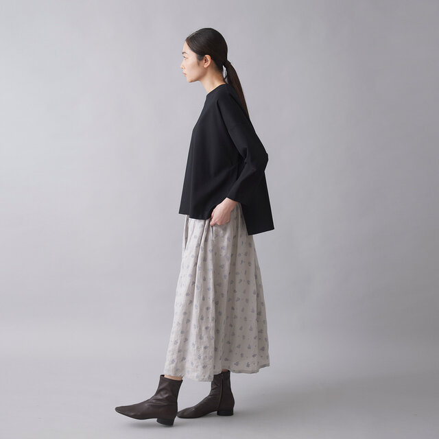 合わせるトップスで、季節を問わず幅広いスタイリングが楽しめます。