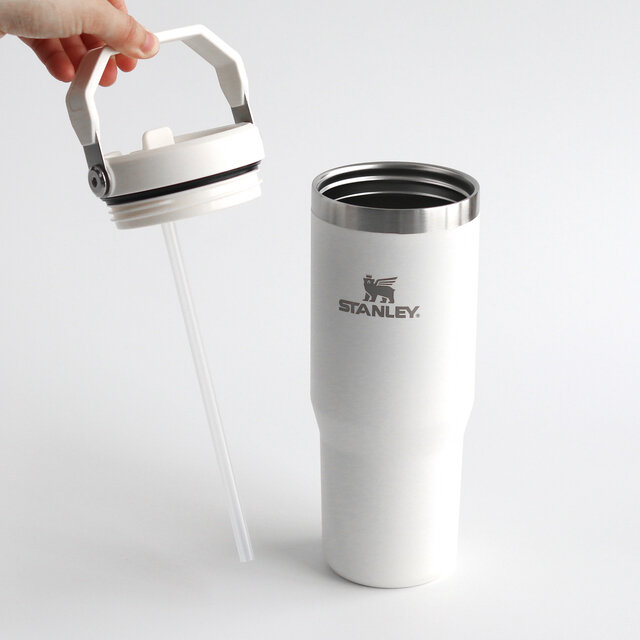 ストローは本体の底まで届き、飲み残しの心配も不要。