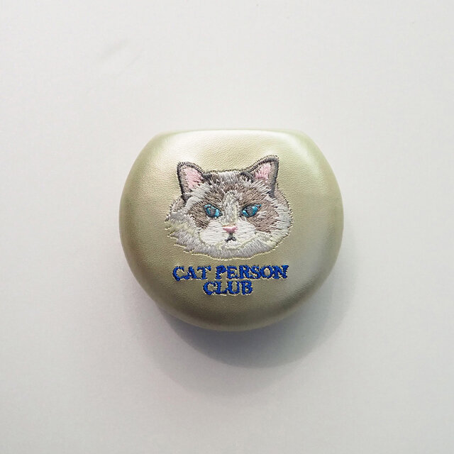 青い瞳とふわふわの毛並みがチャームポイントの「ねこ」のデザイン。