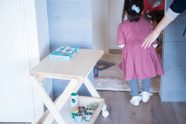 遊び終わったら、きちんとお片付け。
子供の頃にいっぱい遊んだワゴンは、きっと思い出の道具になるはず。使い方は変わっても、暮らしの近くにずっとある、そんなかけがえのない存在になってくれることでしょう。