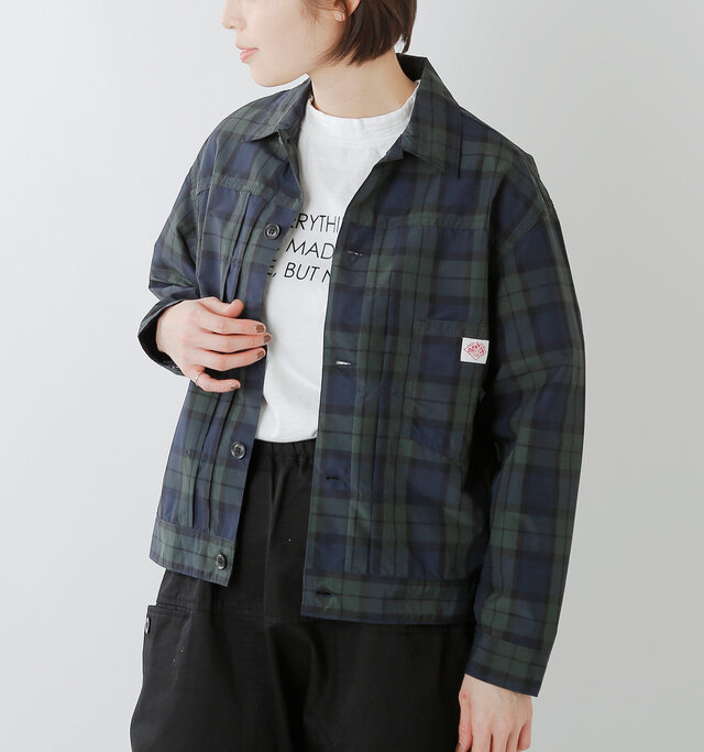 フロントタックやカフス使いなど、こだわりのディテールが散りばめられています。一枚仕立てなのでさらっと着こなせ、目を惹くスタイリングが簡単につくれます。左胸にはパッチポケットとオリジナルネームがアクセントに。