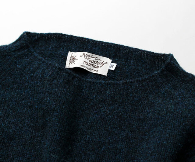 ざっくりと質感がありながらも、ふわふわと空気をふくんだ弾力性のある編み地が特徴。
軽くて保温性も抜群の一着です。
