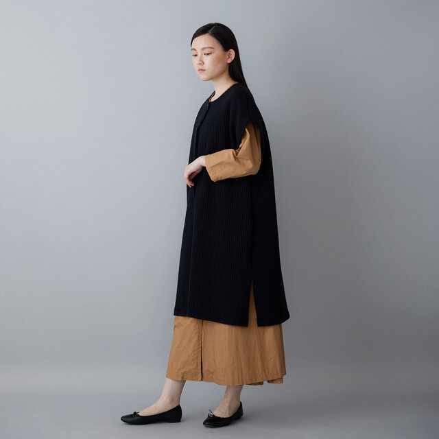 サイドには控えめなスリットがあり、動きに軽やかさを添えます。