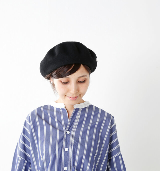 大きめサイズのベレー帽。相対効果で小顔にみせてくれるのが嬉しいポイント。