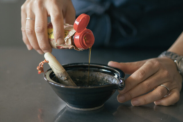 3.黒胡麻をすり鉢ですり、粗精糖・イマイ醤油・ラー油・米酢を適量入れて調味する。