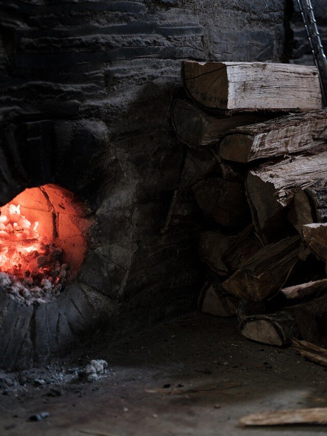 カンパーニュと同じように、ロケットストーブ式薪窯でシュトレンを焼いています。