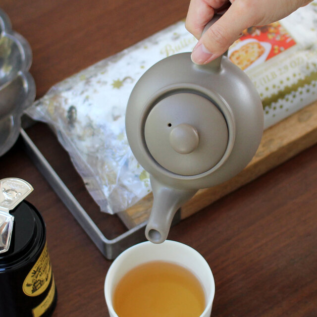 ぽってりと厚みのある陶器は、優れた保温性と耐久性を兼ね備えているので、毎日気軽に使えるのも嬉しいですね。
※写真は2カップ用です