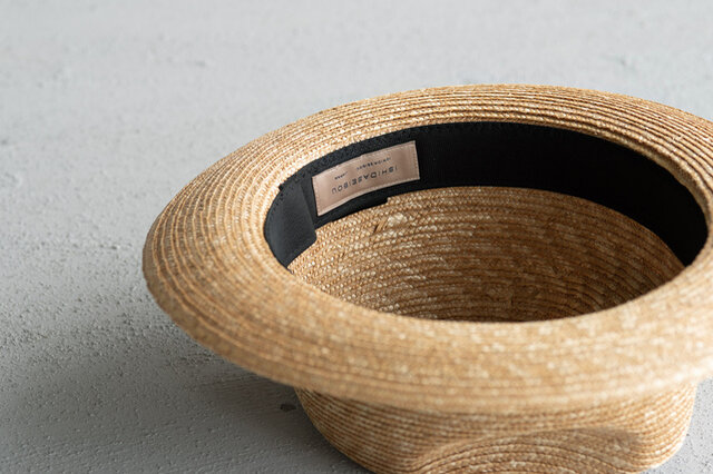 細い麦をブレードに編み込める帽子職人は、日本でも少ない。