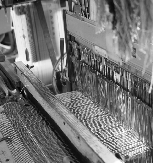 工房織座の昭和初期の「着尺一列機」。もじり織りを織るように改造を施しています。
