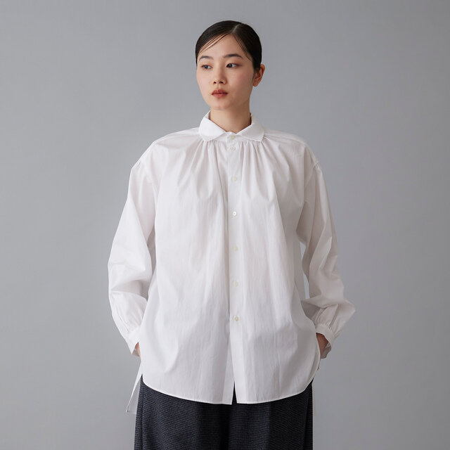 襟と繊細なギャザーが、首もとに静かな陰影と上質な表情を添えます。