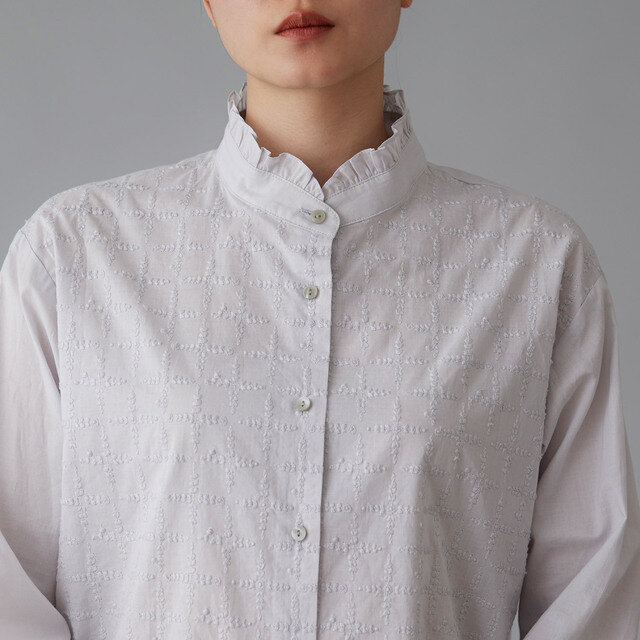 ライトグレーには同系色のグレーの刺繍糸を使用。落ち着きのあるワントーンカラーで、刺繍の陰影が美しく引き立ちます。
