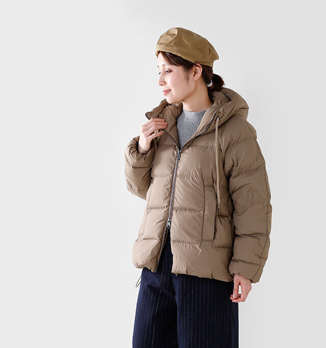 汚れに強いテフロン加工ナイロンと
自然な温かさの機能性素材を
使用した人気の35Dナイロンジャケット
にラグランスリーブが登場。
マットな質感とストレスフリーな
超軽量デザインはそのままに、
動きやすさを重視した
ラグランスリーブ仕立てを採用し、
カジュアルでありながらも
すっきりとしたキレイな
シルエットとなっています。