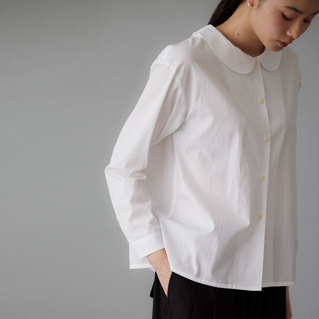 ほどよいゆとりを持たせたシルエットが、自然な抜け感とやさしい着心地を生み出します。