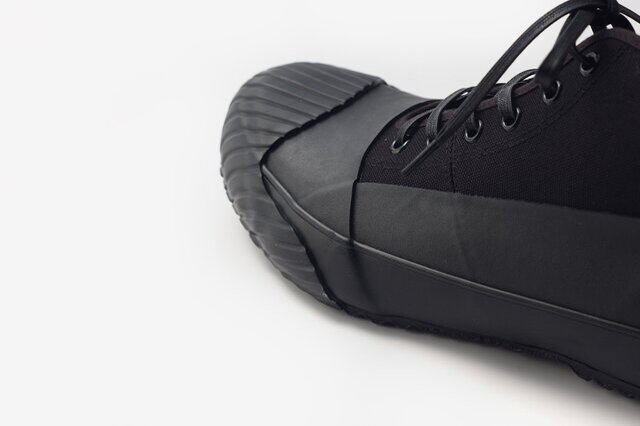 ヴァルカナイズ製法により、アッパーと強く結合した耐久性の高い靴に仕上がっています。