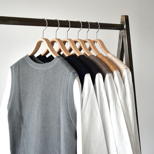 肌に優しいコットンを使用し、伸縮性のあるニット生地で仕立てた着心地バツグンの一着。
セットのインナーシャツはさらりとした肌触りで素肌に心地よく、快適に着用していただけます。
ご自宅での手洗いも可能なので、気兼ねなくデイリー使いできるのが嬉しいポイント◎。
ベストは前後2wayで着用できるので、スタイルや気分に合わせて様々な着こなしを楽しめます。