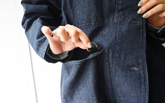 右側の前ポケットには鍵用フック(Dカン)が中に付いています